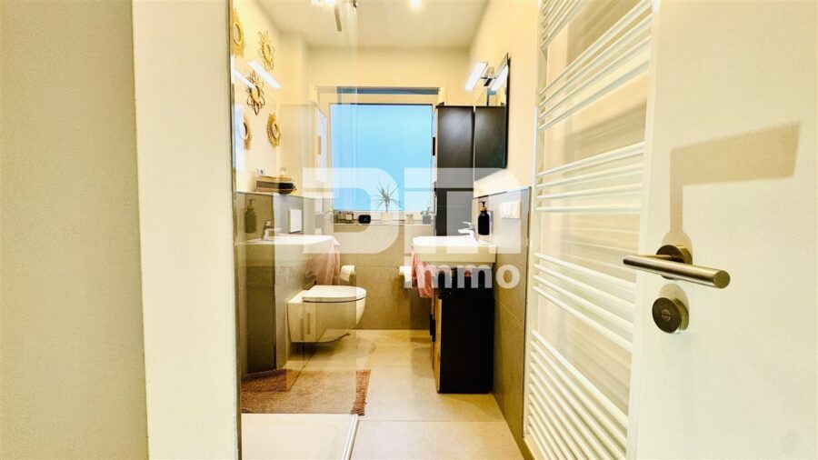 KFW 55 EE - kernsanierte / neuerstellte Erdgeschosswohnung Neubauzustand - EG Badezimmer / Dusche / Handtuchwärmer